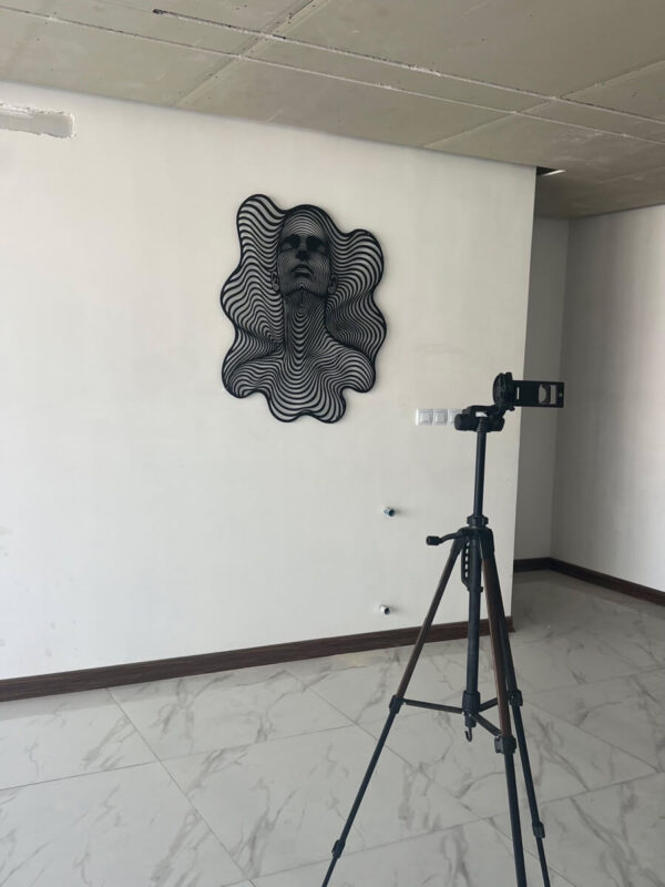 تابلو متال آرت توهم در فضای داخلی، نمای کلی از فاصله دورتر